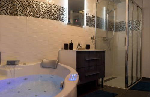 Le nid d' évol gite avec balnéo,terrasse et vue sur la montagne - Foto 29