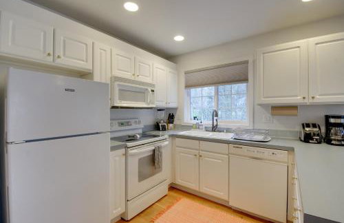 Central 4-Acre Cottage with Deck Walk to Bay! - Foto 9