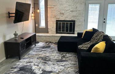 Great Edmond home, near OKC with 3 beds, Wi-fi, cold AC, and central heat, fully fenced backyard - Foto 31