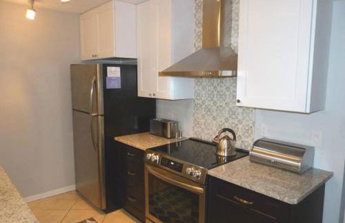 SPECTACULAR, NEW Professional Decor, Near Dis, NO Steps, Pool, Patio, LOW Rates! - Foto 111