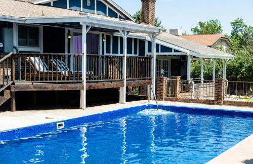 Pop Art Oasis with Karaoke Mini Golf Hot Tub and Pool - Photo 36