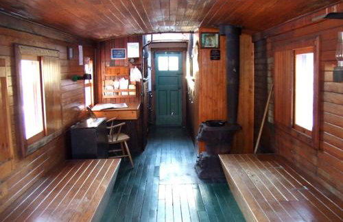 Vintage Caboose Rental in Historic Small Town near Springfield, Massachusetts - Foto 7