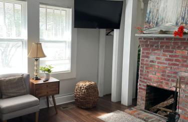 Getaway Country Cottage -Entire House w/ Fireplace - Foto 12