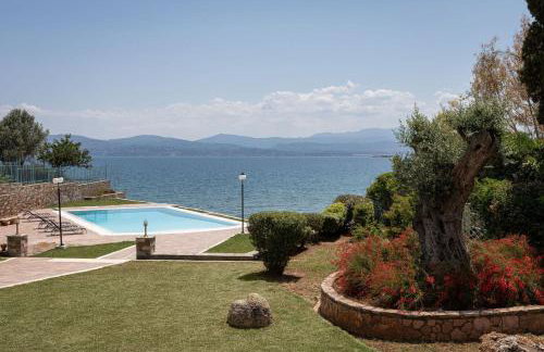 Eretria Luxurious Seafront Villa - Photo 13