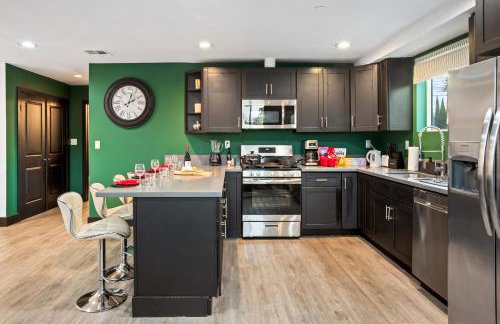 Spacious Luxury Villas in the heart of LA! Free parking and Jacuzzi - Photo 35