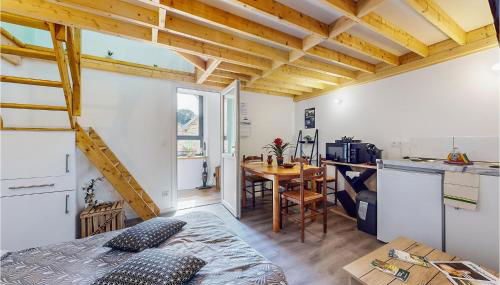 Cozy Apartment In Neuilly Le Vendin - Photo 3