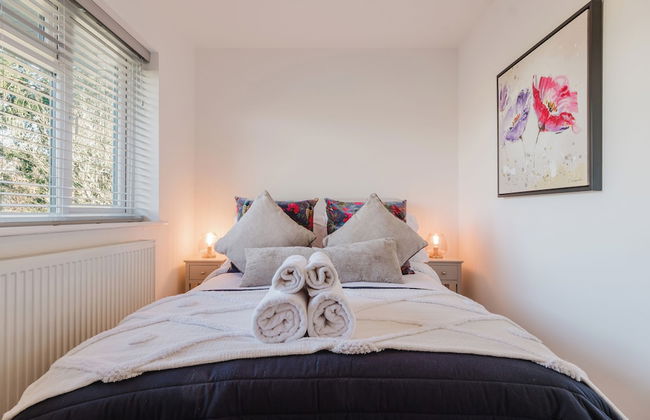 Corner House - Bright 2BD in Cheltenham - Photo 15