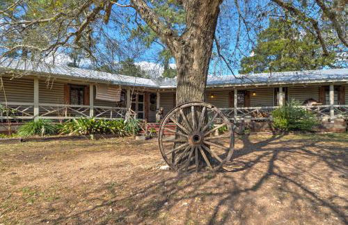 Lodge on Lake Siesta Spacious La Grange Retreat! - Foto 1