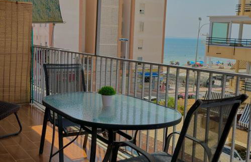 Apartamento con terraza y parking en primera línea - Foto 9