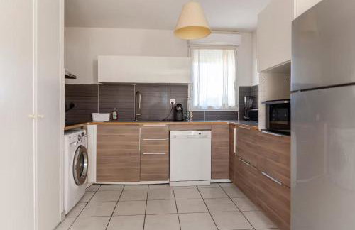 LE BLEU CAMARGUE - T3 EN DUPLEX CLASSÉ 3 ETOILES - CLIM - ARRIVÉE AUTONOME - Piscine privative à la résidence - Parking Gratuit - Wifi FIBRE - Animaux acceptés - Idéale Famille couple télétravail - Foto 18