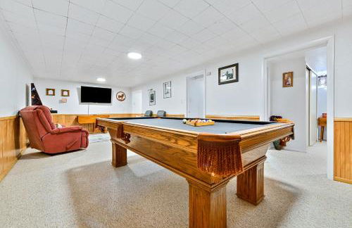 Family Perfect 4BR Home with Hot Tub, Pool Table, Fenced Yard, Cozy Fireplace, Mountain Views, Walkable Neighborhood, Near Parks, Dining, and Adventure - Foto 40