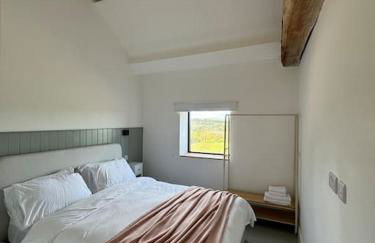 The Hayloft, Modern 4 Bed, 8 person, Barn Conversion in a Rural Location with Great Access & Hot Tub - Foto 23