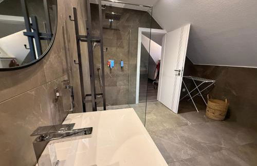 Modern House Gehrden auf 2 Etagen, Nice Garten, Barbecue, Contactless Check-in, free parking - Foto 37