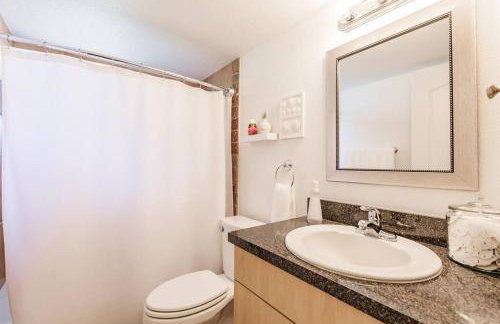 *Eclectic hidden Gem / Tiki Bar and Pool* - Foto 17