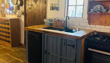 Spacious Cabin with Private Hot Tub, and Private Pool, in 5 Acres - intimate Special stay For 2 Adults - plus 1 child under 2 and up to 2 dogs stay for free - Foto 2