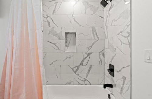 Charming LUXE 1BR, Free Parking, Kitchen and Laundry - Foto 33