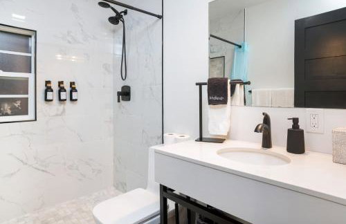 Newly Built Coastal Home with Yard - Foto 14