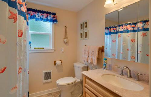 Herron Island Cabin with Deck Walk to Beach! - Foto 13