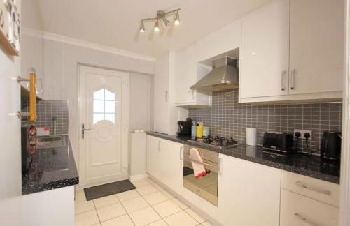 3 Bedroom 2 Bathroom Bungalow by CozyNest - Photo 16