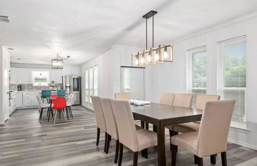 Newly remodeled 5BR 3BA w/pool 16 ppl - Photo 25