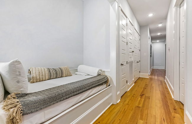 Chic 4 BR Condo - Large Pool - Perfect Location - Photo 18