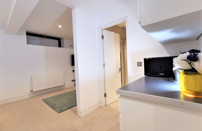 Spacious Double Room with en-suite - 1b - Photo 9