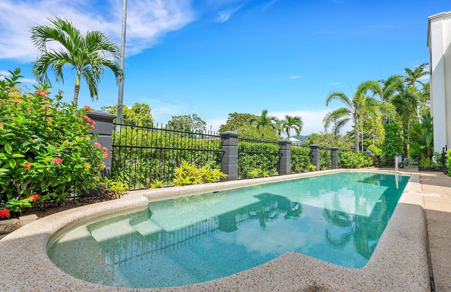 Spacious 3-beds w Direct Access to Pool - Photo 14