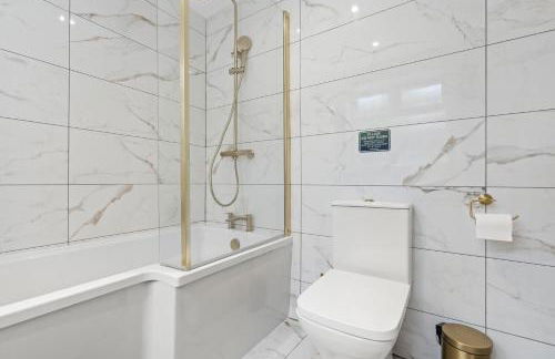 Free Parking ,Modern 4 bedrooms 10min from Birmingham city centre ideal for contractors ,Groups and Families - Photo 33