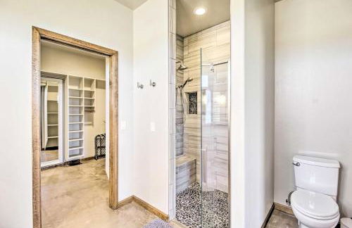 Pastoral Elgin Escape with Covered Patio and Grill! - Foto 16