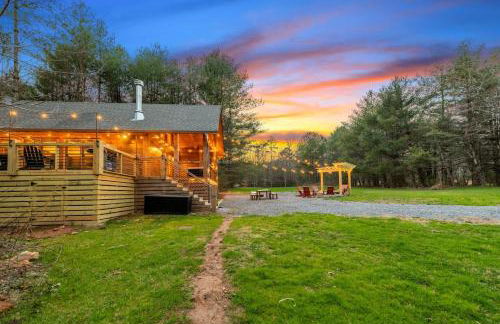 Family fun, romantic Hot Tub, Firepit, King Bed 15 min from Blue Ridge & Ellijay - Foto 38