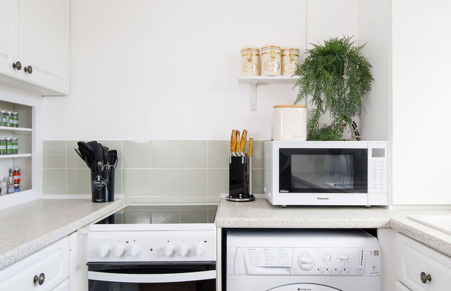 Seaside Retreat 2 Mins to Beach - Photo 3