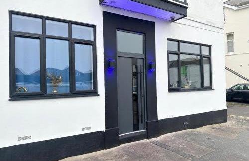 The Secret Agent Apartment - Brought to you by Coastline Retreats - Brand New - 2 mins walk to Beach - Childrens play den - Pool Table - Time Crisis Arcade Machine - Foto 39