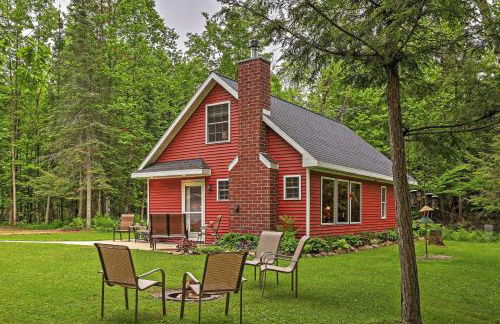 Secluded Birnamwood Cottage with Deck and River Views! - Foto 1