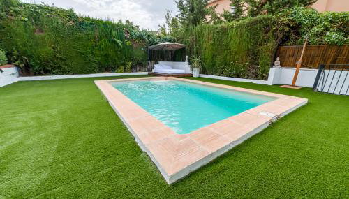 Chalet con piscina en entorno idílico - Foto 1