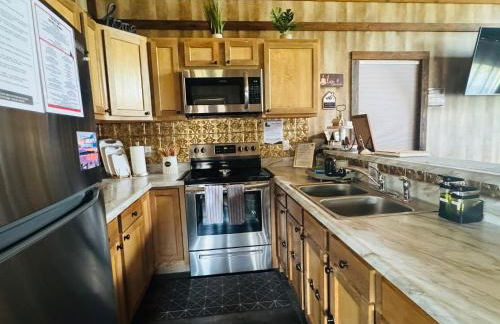 Rustic Chic Alabama Cabin w Loft Fire Pit Pet Friendly Fenced Yard Lake Guntersville - Coco Chateau - Foto 77