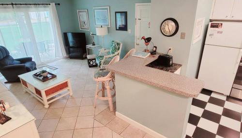 A3 tile floors pet friendly easy access downstairs faces nice grassy area Close to pool - Foto 3