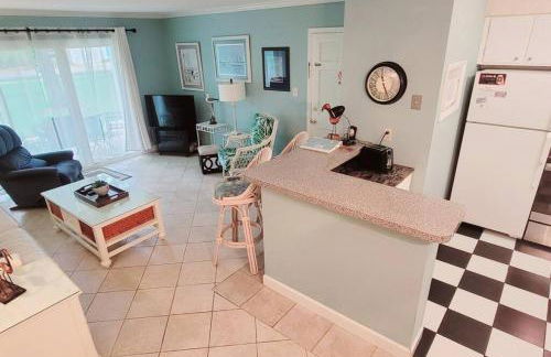A3 tile floors pet friendly easy access downstairs faces nice grassy area Close to pool - Foto 3