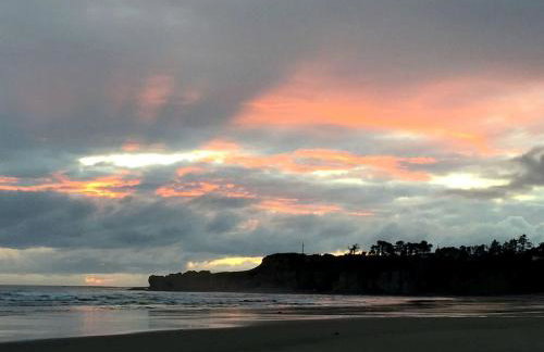 Charming A Frame Nestled Amidst Trees in Otter Rock, Oregon - Foto 21