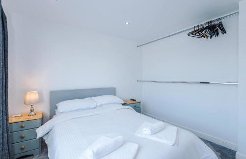Modern 1BR Apartment in Whitefield, Manchester with Private Parking - Foto 7