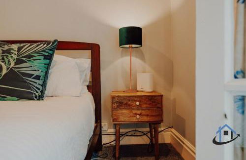 Unique Boathouse, detached free parking x4 cars - Foto 51