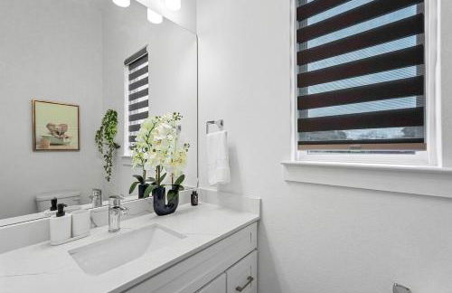 Upscale 2BR Hideaway, Ensuite Bliss, Pet-Friendly - Foto 13