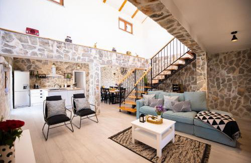 Villa Pietra- Modern rustic poolside oasis - Photo 13