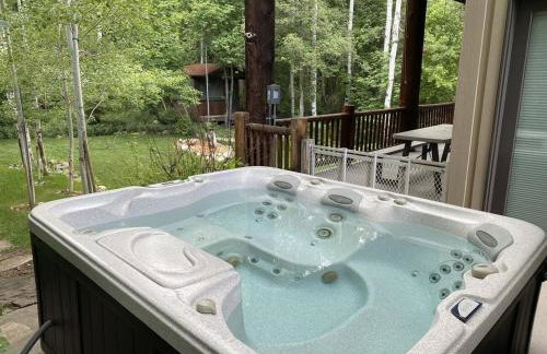 Sundance Spacious Vaulted Ceiling cabin, Hot tub, huge lawn - Foto 45