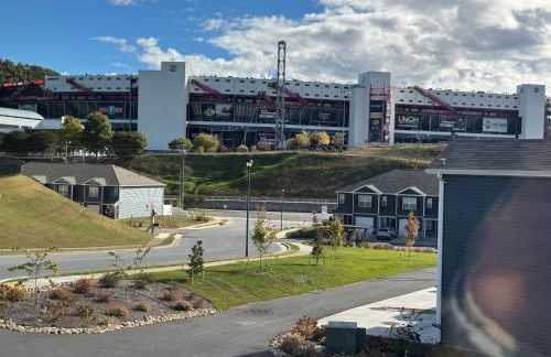 Stylish 3BR Getaway across Bristol Speedway - Foto 9