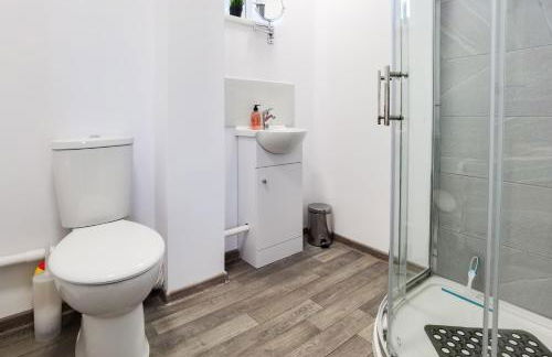 4 Bedroom 4 Bathroom Contractor House with Secure Locks on Each Bedroom Managed by Your Lettings Short Lets & Serviced Accommodation Peterborough including FREE Parking and WiFi - Foto 37