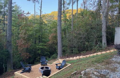 The cozy Lazy Laurel with year-round mountain views, hot tub, fire pit - Foto 8