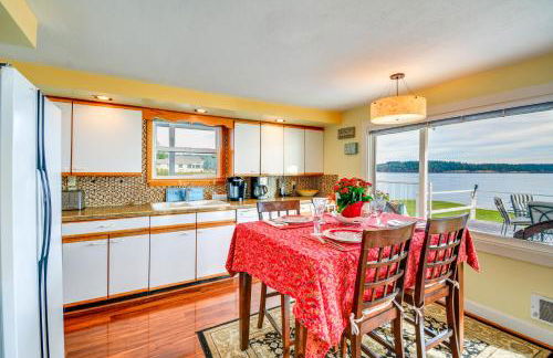 Bayfront Port Hadlock Retreat with Grill and Deck! - Foto 9