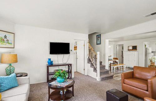 Cozy Downtown Cottage Near Beach and Pier - Foto 10