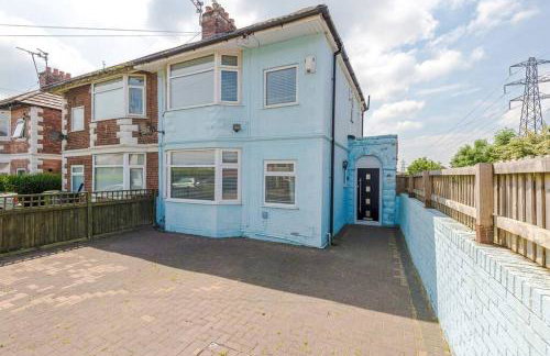 Classic 4 Bedroom House in Wirral with WiFi & Parking Sleeps 9 by PureStay - Foto 31