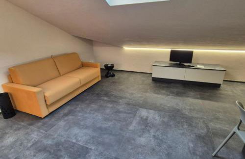 Moderna Mansarda con parcheggio gratuito - Foto 12